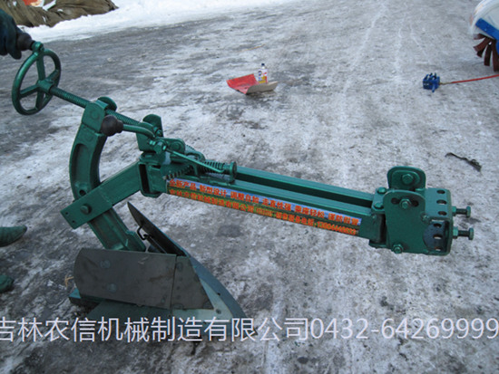 1LSW-135型(xing)水旱田(tian)兩用犁(lí)